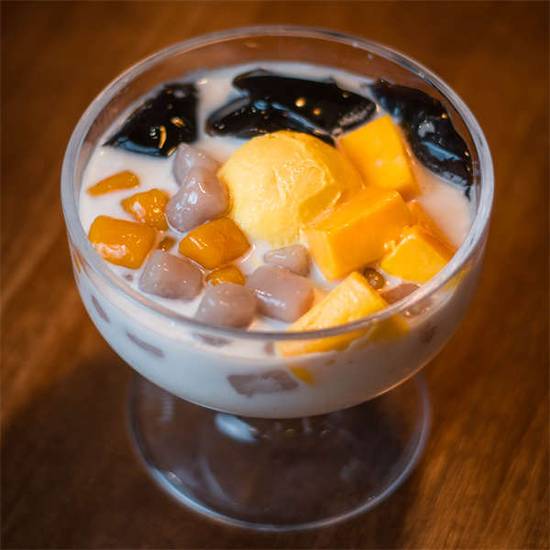 Jumbo Mango Coconut w/ Taro Balls & Grass Jelly  超大芋圆仙草